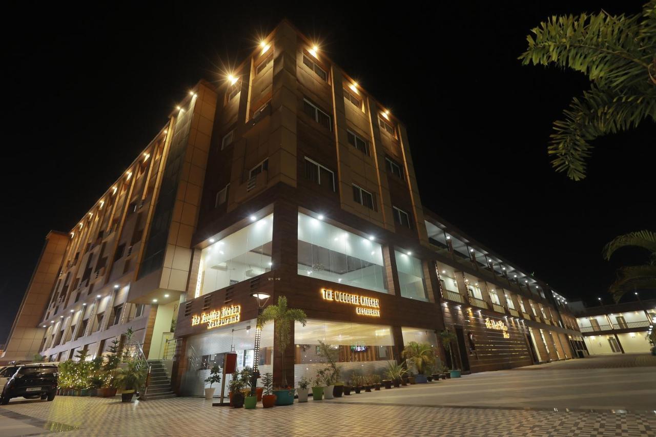 The Bodhi Palace Resort Bodh Gaya Exterior foto